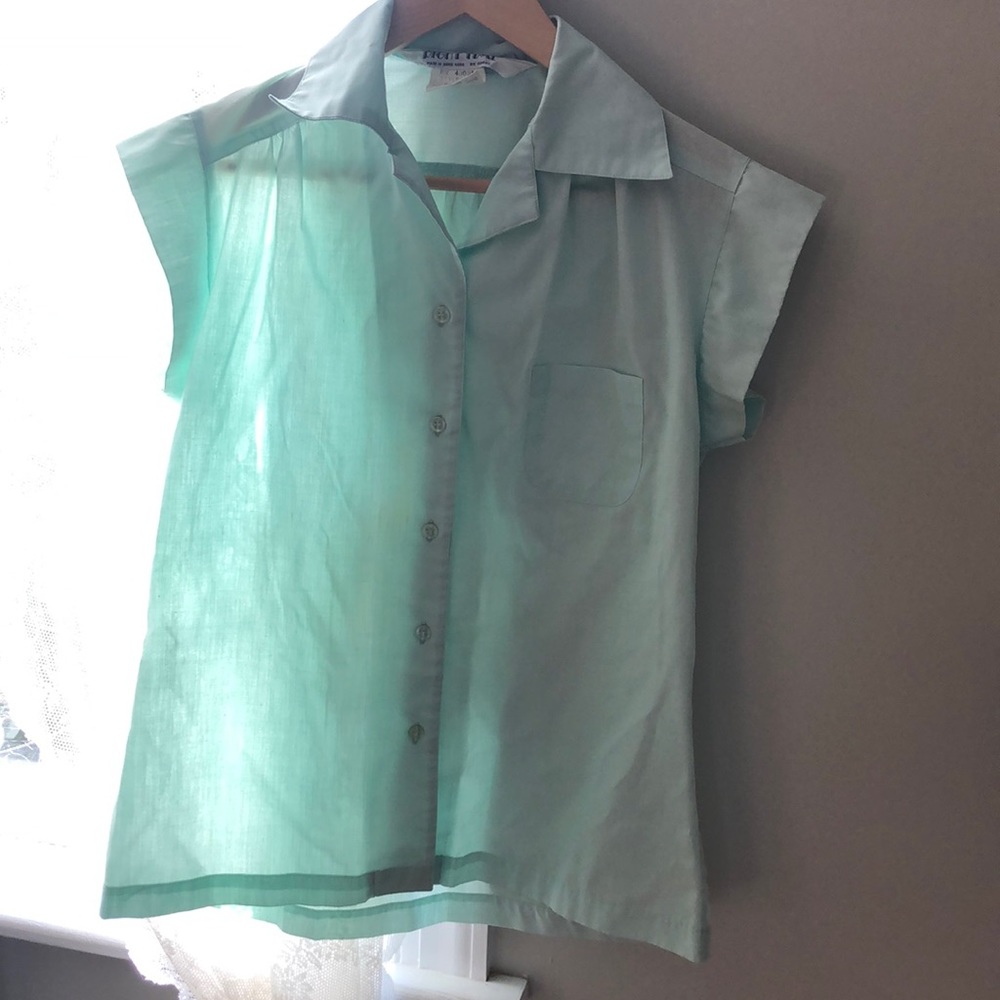 Adorable button up vintage top